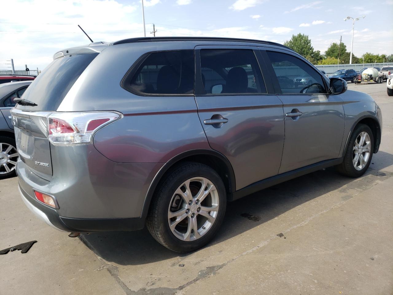 2015 Mitsubishi Outlander - Image 3