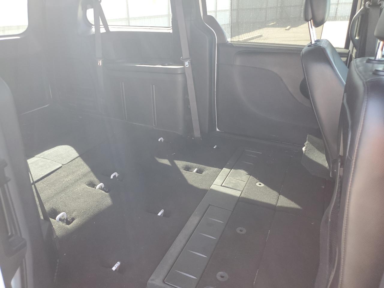 2018 Dodge Caravan - Image 11