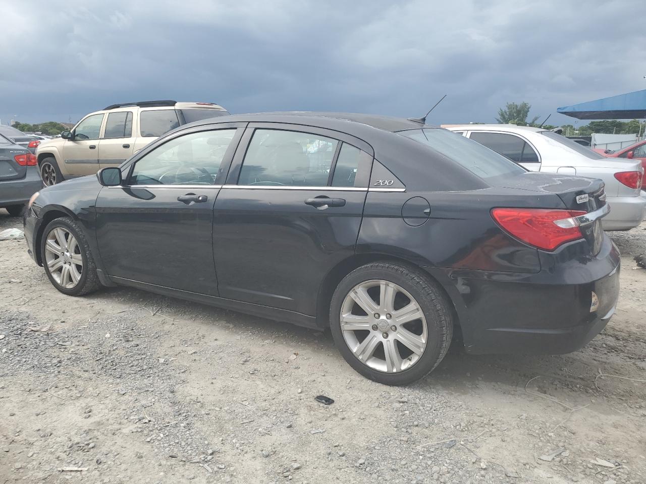 2013 Chrysler 200 - Image 2
