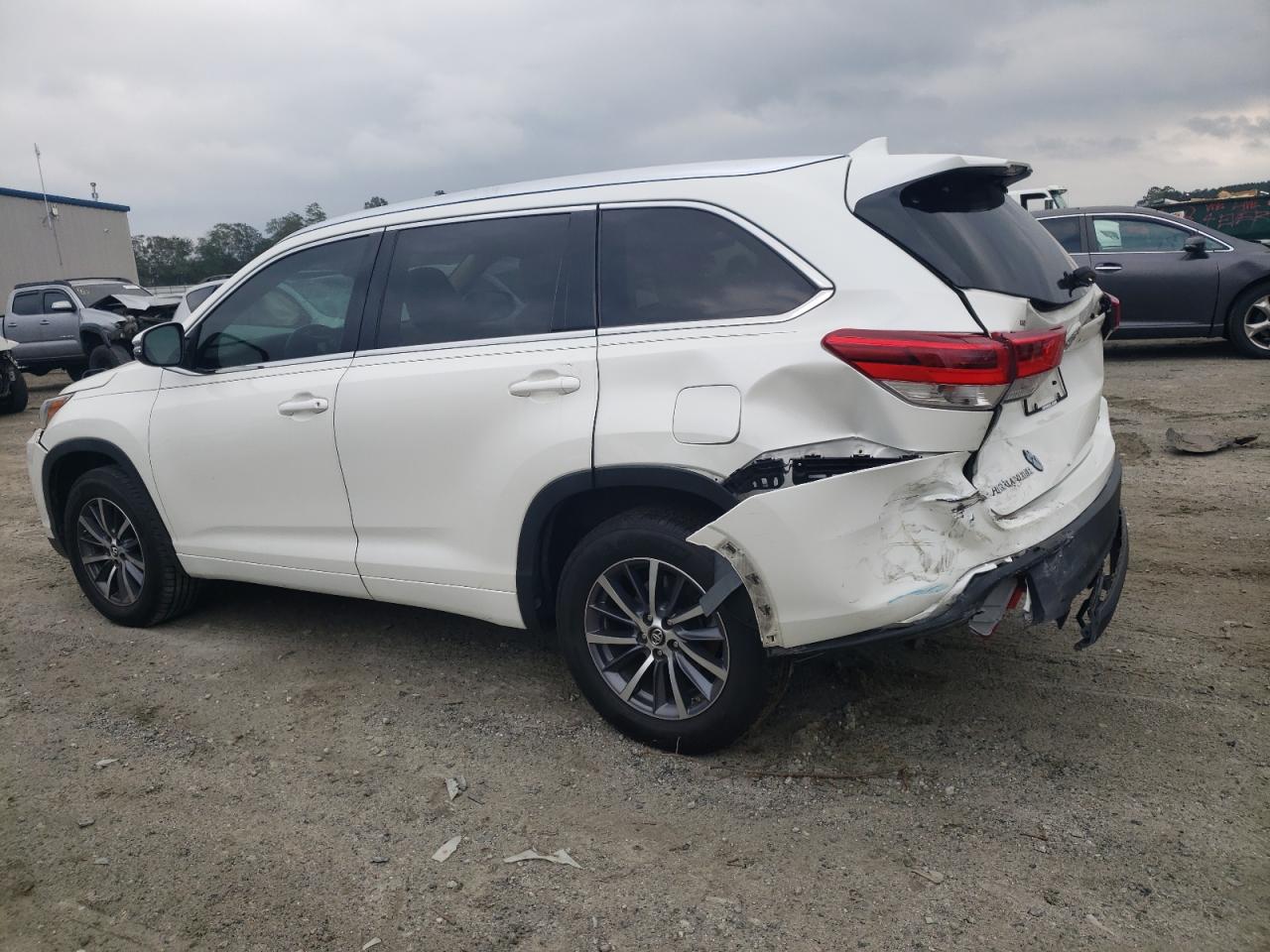 5TDKZRFH9HS519475 2017 TOYOTA HIGHLANDER - Image 2