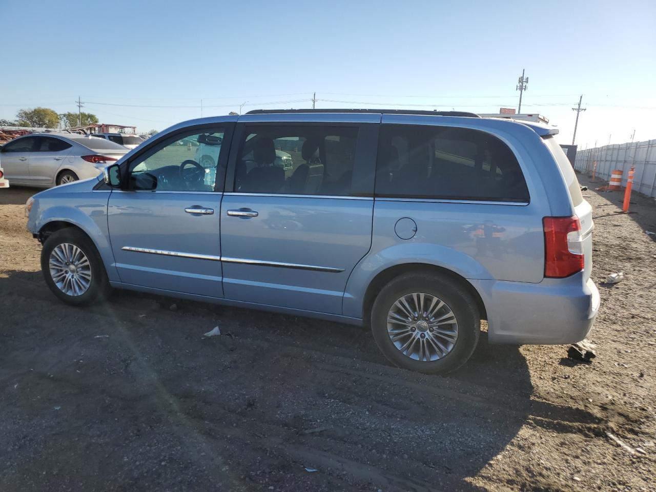 2013 Chrysler Town & Country - Image 2
