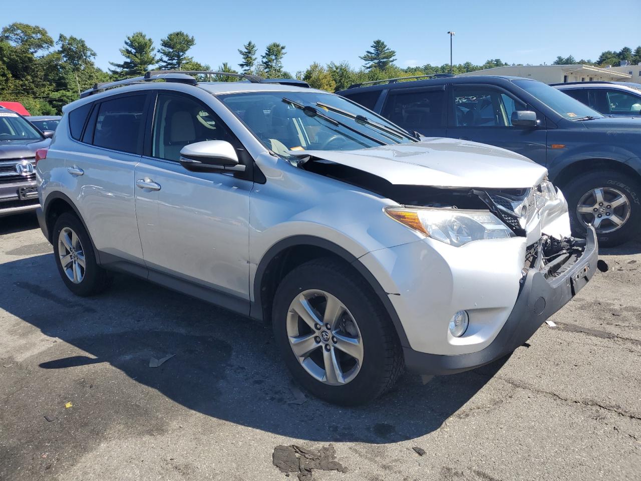 VIN JTMRFREV6FD127609 2015 TOYOTA RAV4 no.4