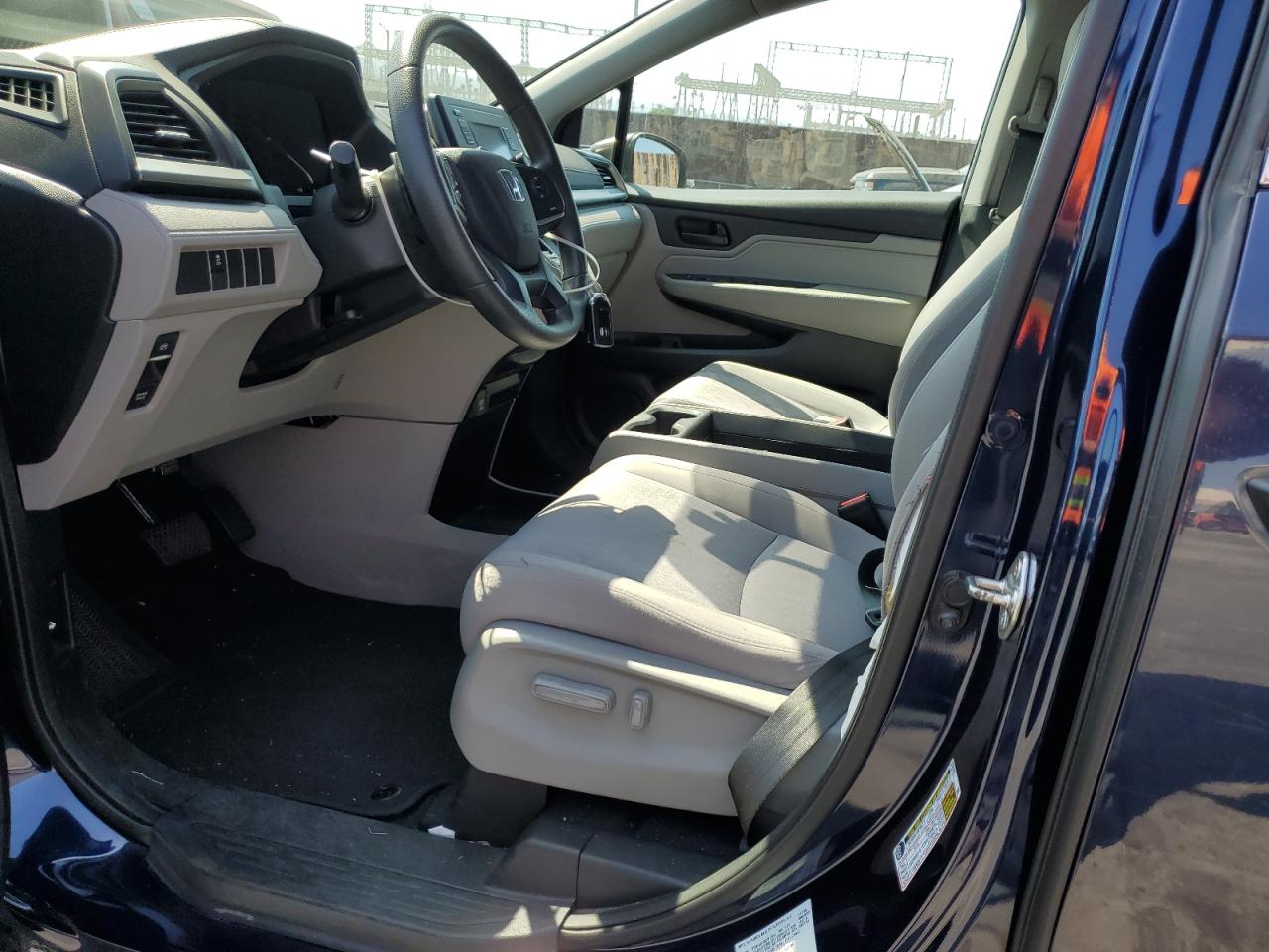 5FNRL6H28JB085776 2018 Honda Odyssey Lx