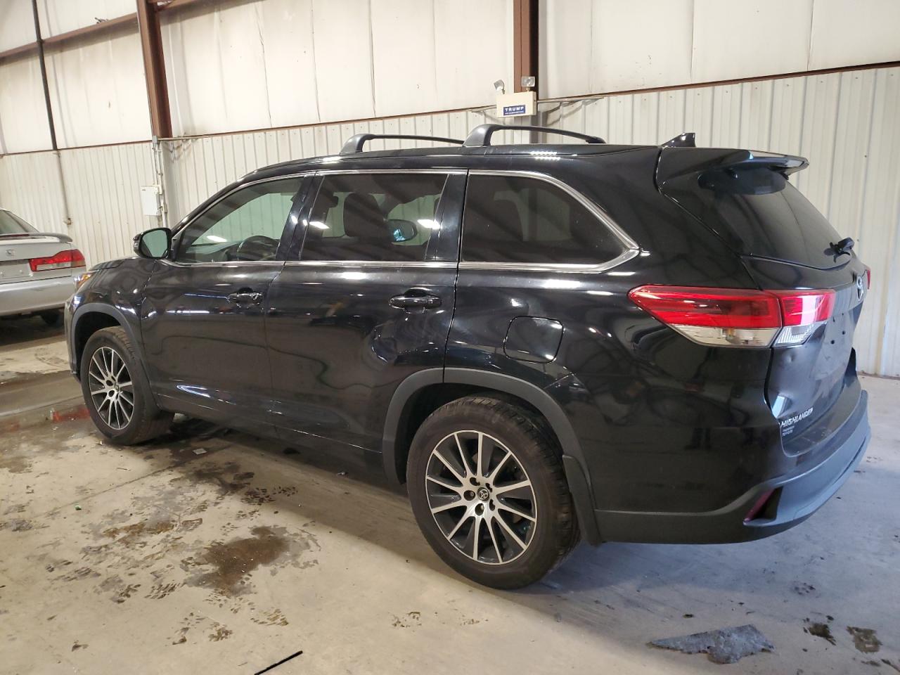 5TDJZRFH6JS891163 2018 TOYOTA HIGHLANDER - Image 2