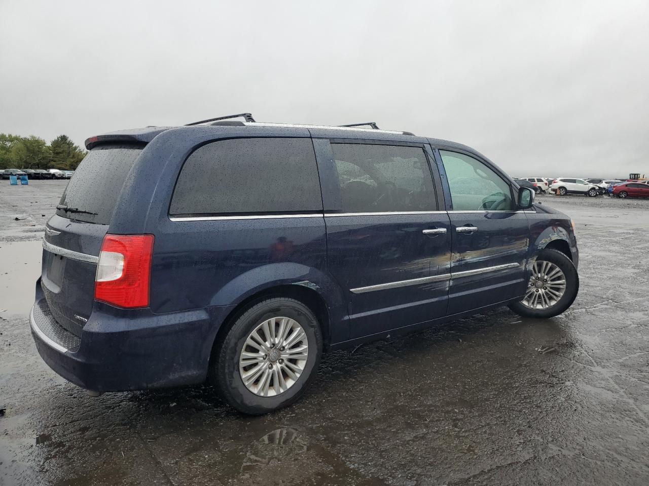 2015 Chrysler Town & Country - Image 3