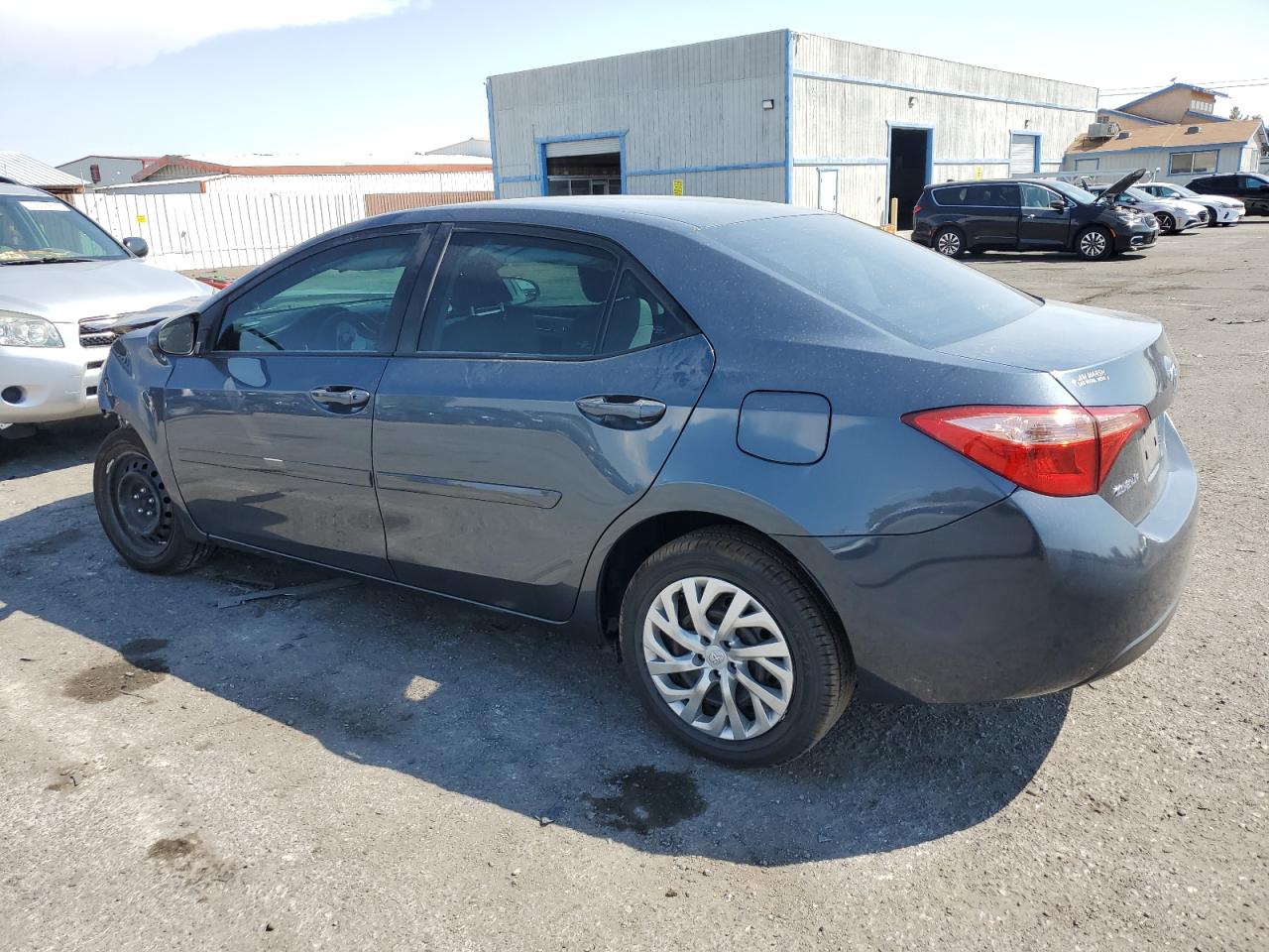 VIN 2T1BURHE2JC117202 2018 TOYOTA COROLLA no.2