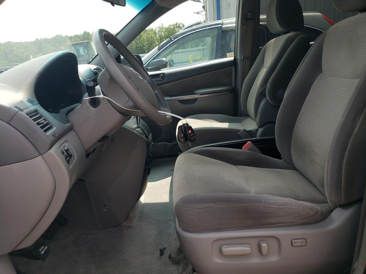 2010 Toyota Sienna - Image 7