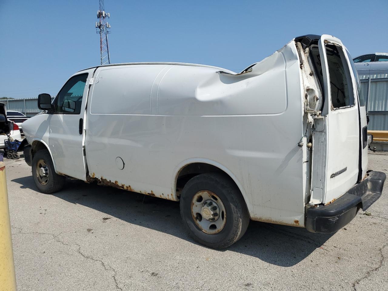 2009 Chevrolet Express - Image 2