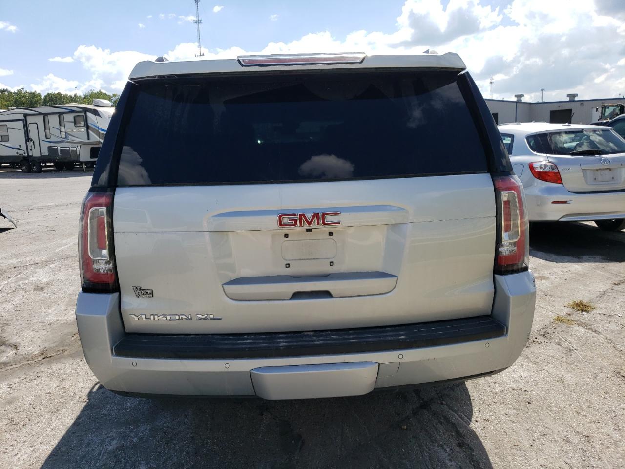 2017 GMC Yukon - Image 6