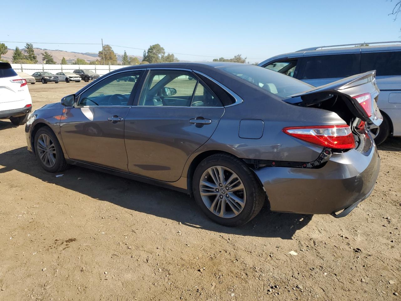 4T1BF1FK7GU138588 2016 TOYOTA CAMRY - Image 2