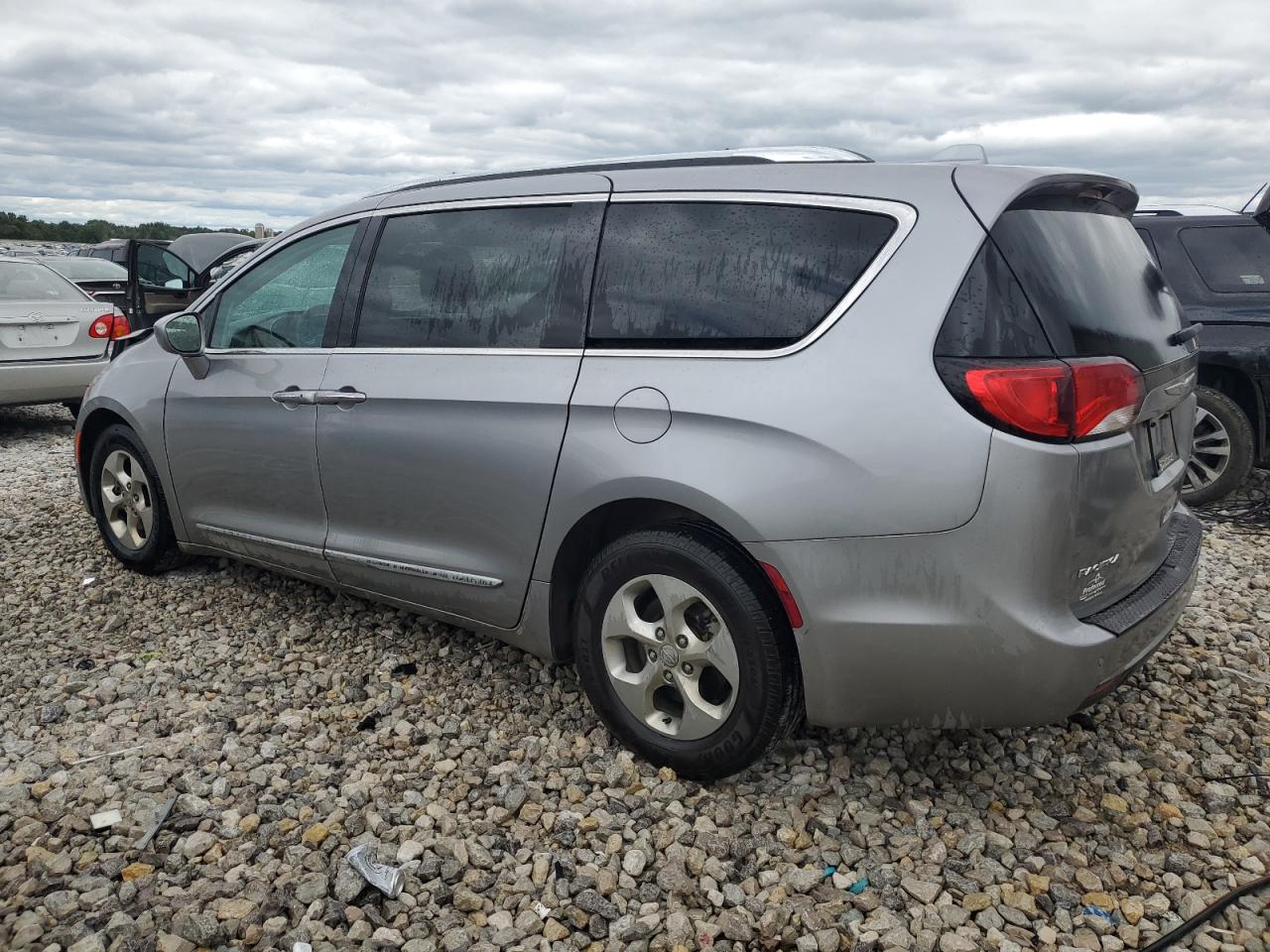 2017 Chrysler Pacifica - Image 2