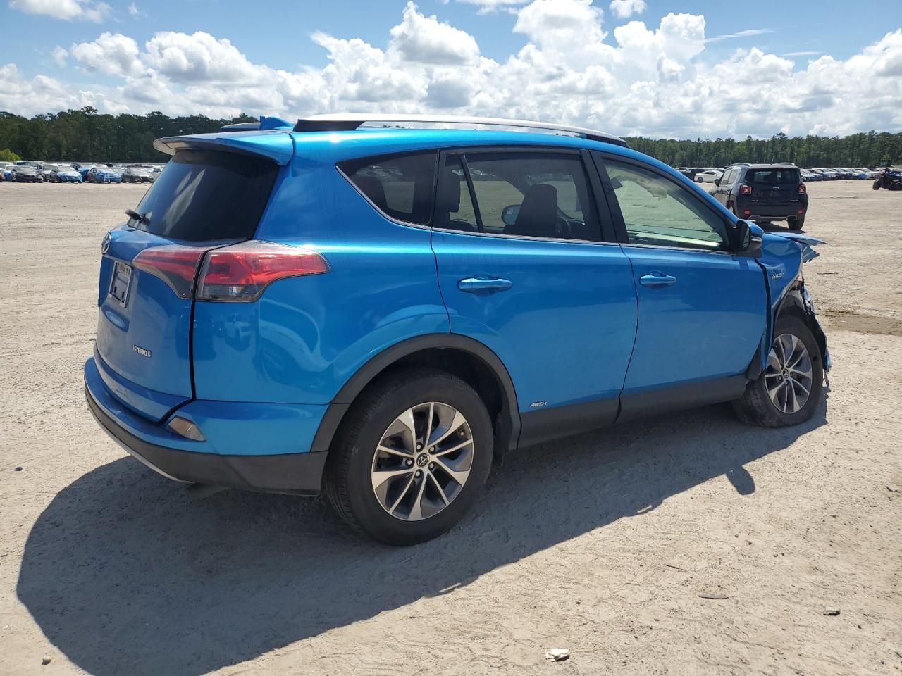 VIN JTMRJREV0JD259207 2018 TOYOTA RAV4 no.3