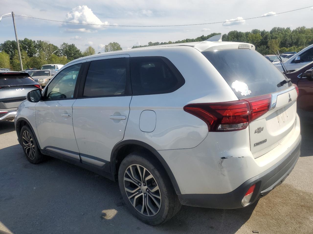 JA4AZ3A37JZ000895 2018 MITSUBISHI OUTLANDER - Image 2