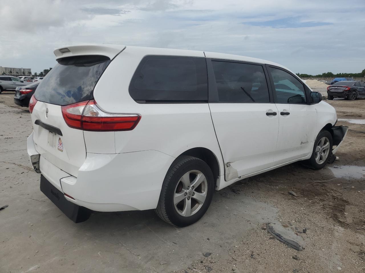 2015 Toyota Sienna - Image 3