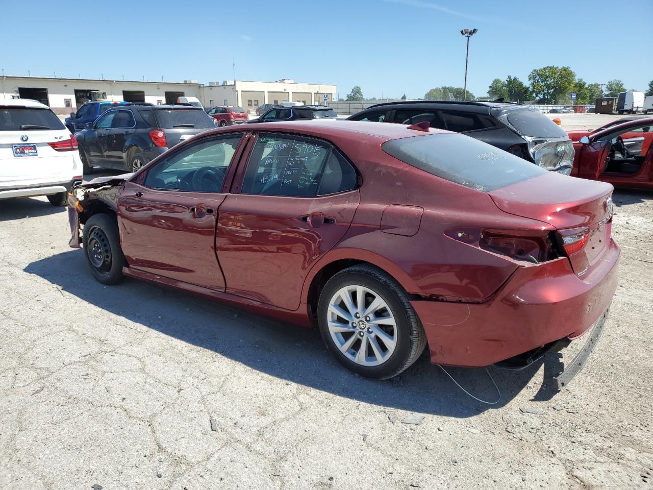 4T1R11AK0NU714880 2022 TOYOTA CAMRY - Image 2