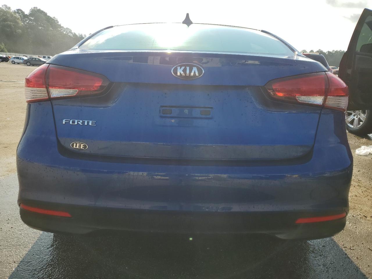 3KPFK4A7XJE257229 2018 Kia Forte Lx