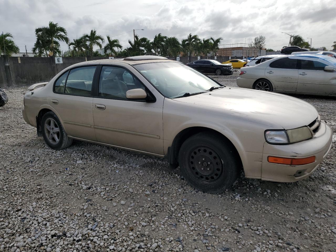1997 Nissan Maxima - Image 4