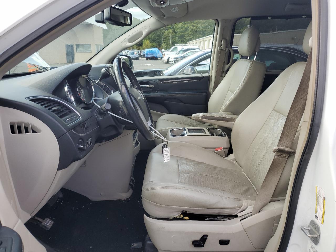 2014 Chrysler Town & Country - Image 7