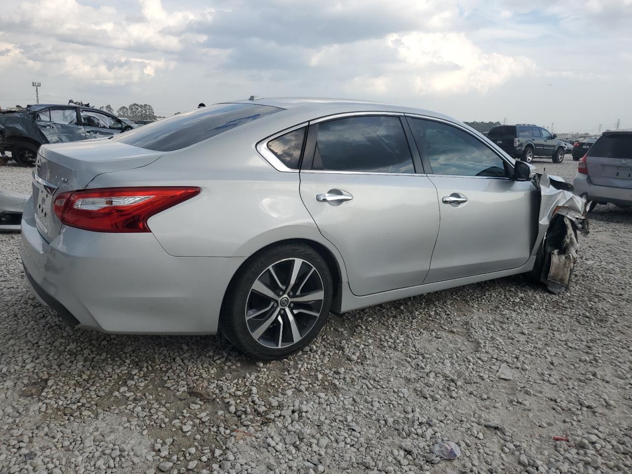 2017 Nissan Altima - Image 3