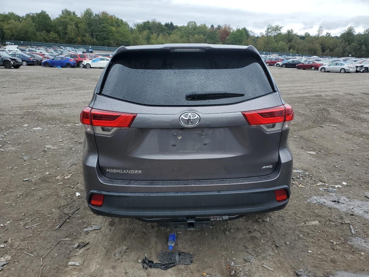 5TDBZRFHXKS726500 2019 Toyota Highlander Le