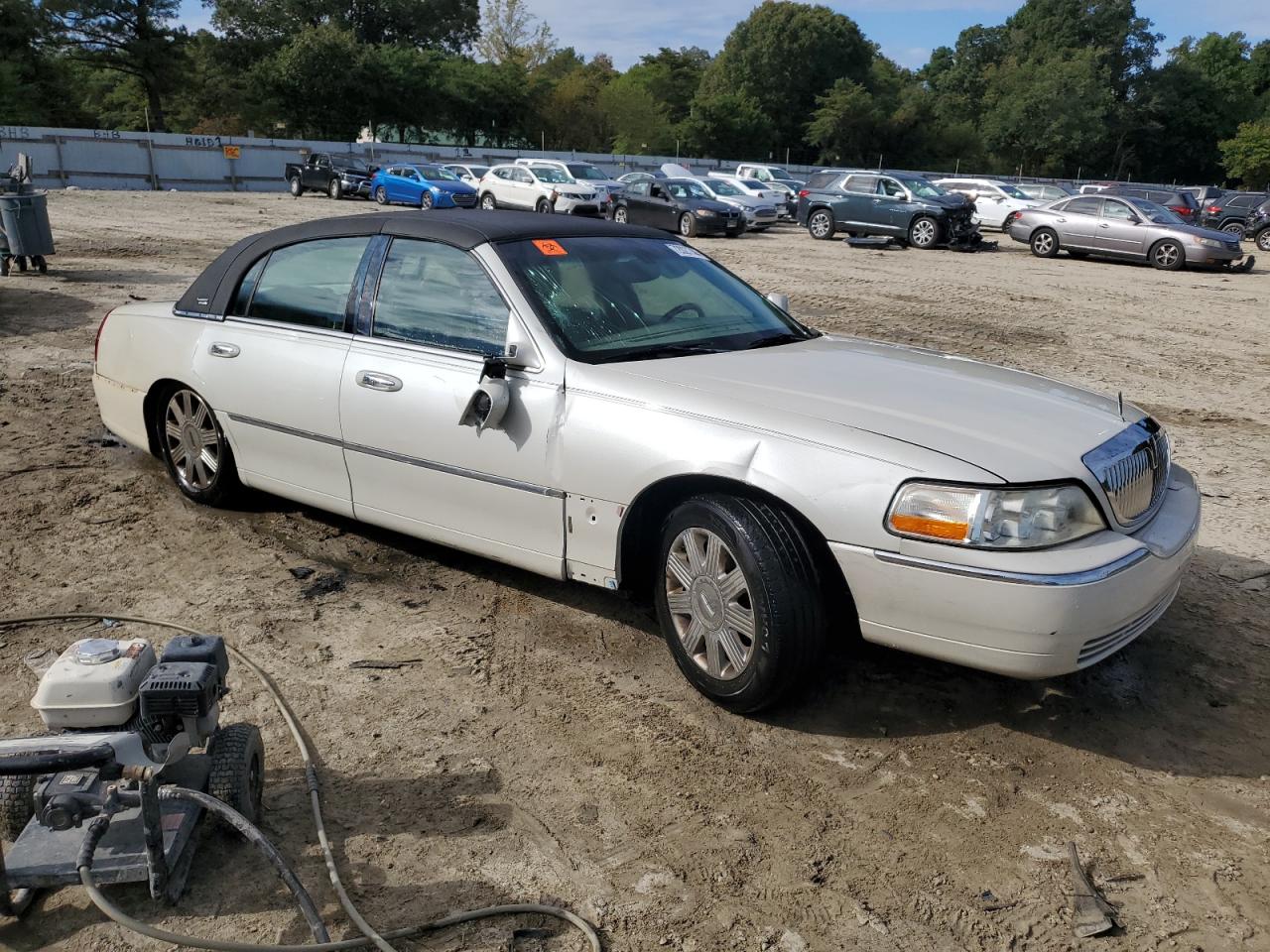 2005 Lincoln Town Car Signature Limited VIN: 1LNHM82W75Y647443 Lot: 72027744