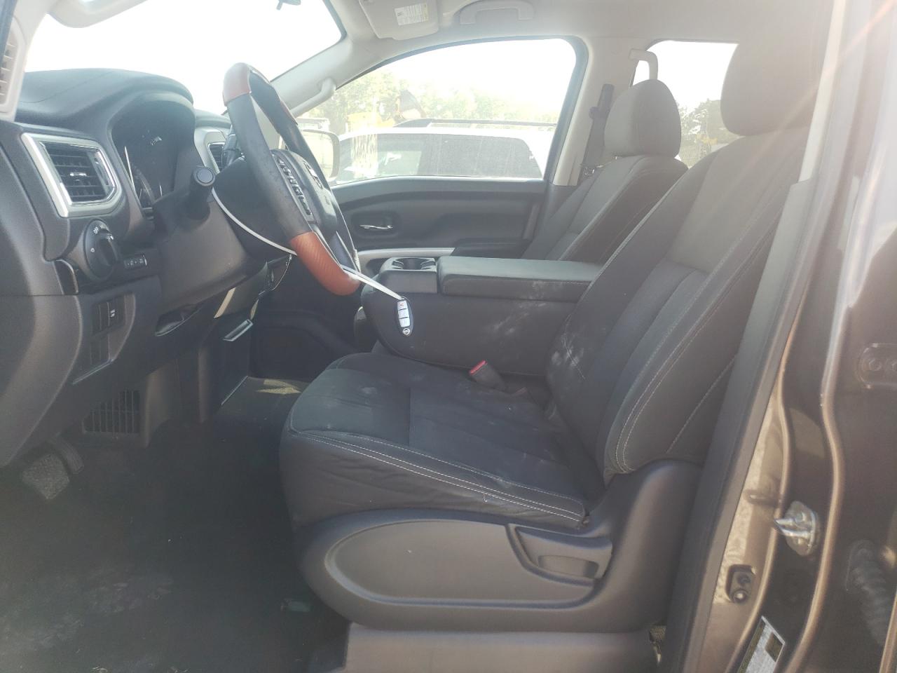 1N6AA1EK5JN502411 2018 Nissan Titan S