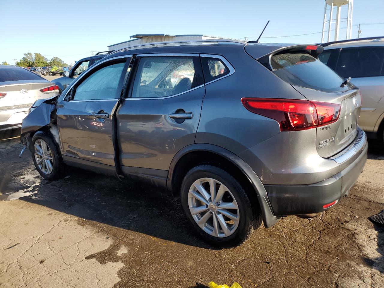 JN1BJ1CRXJW204828 2018 NISSAN ROGUE - Image 2