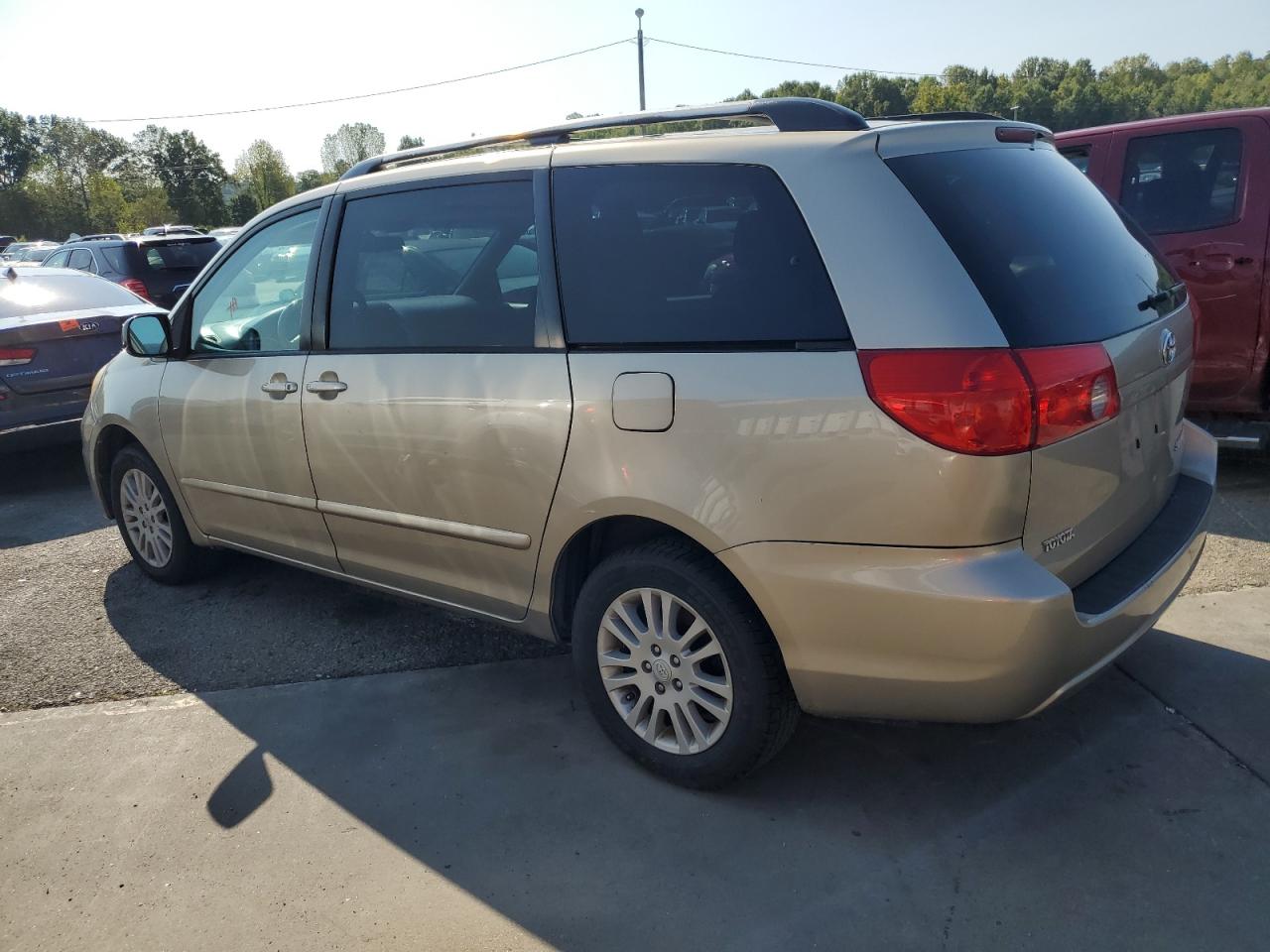 2009 Toyota Sienna - Image 2