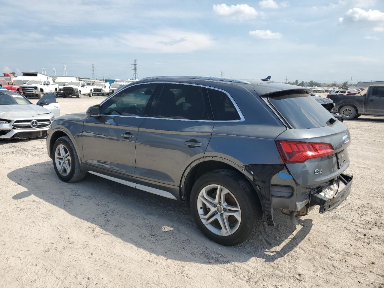 WA1ANAFY1K2065059 2019 AUDI Q5 - Image 2