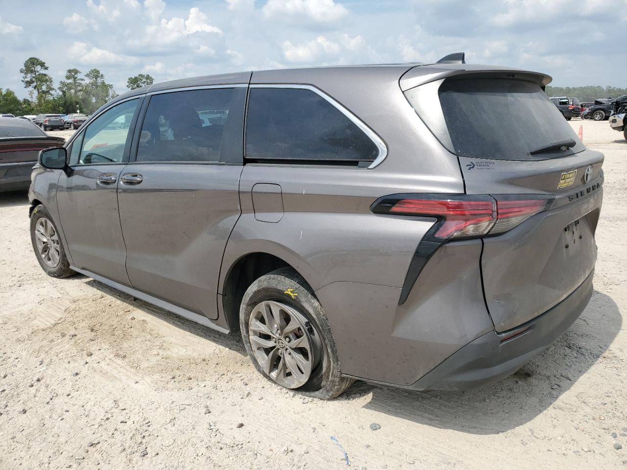 2022 Toyota Sienna - Image 2