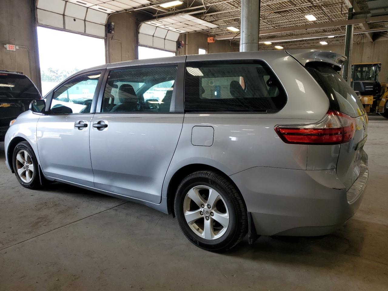 5TDZZ3DC5HS887493 2017 TOYOTA SIENNA - Image 2