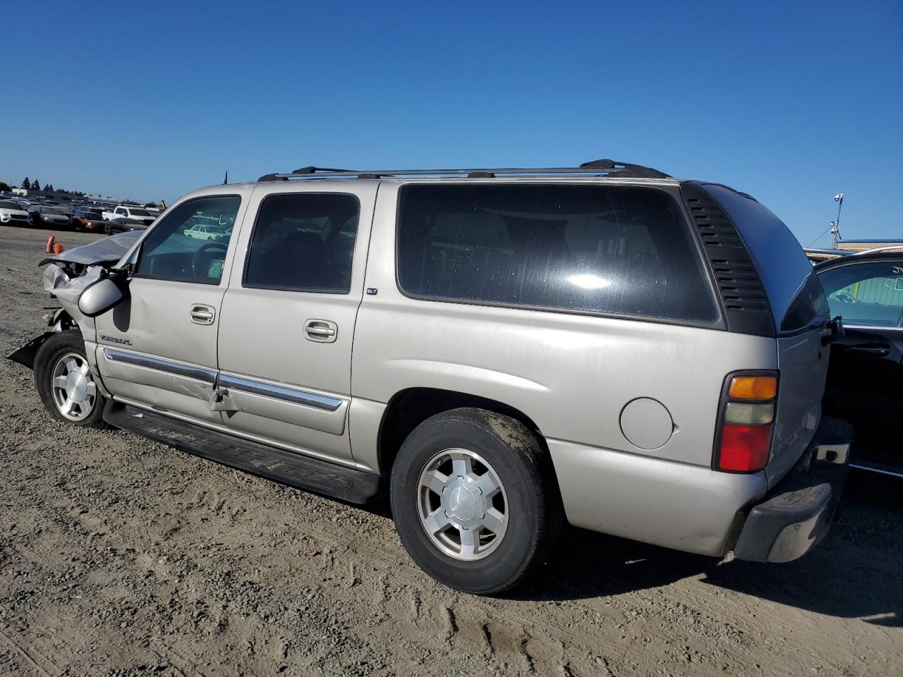 2004 GMC Yukon - Image 2