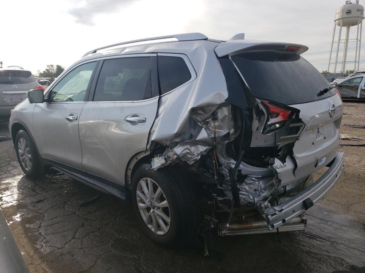 KNMAT2MV2JP560141 2018 NISSAN ROGUE - Image 2