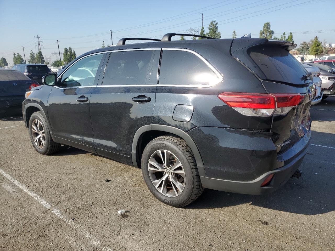 5TDZZRFH1HS189944 2017 TOYOTA HIGHLANDER - Image 2