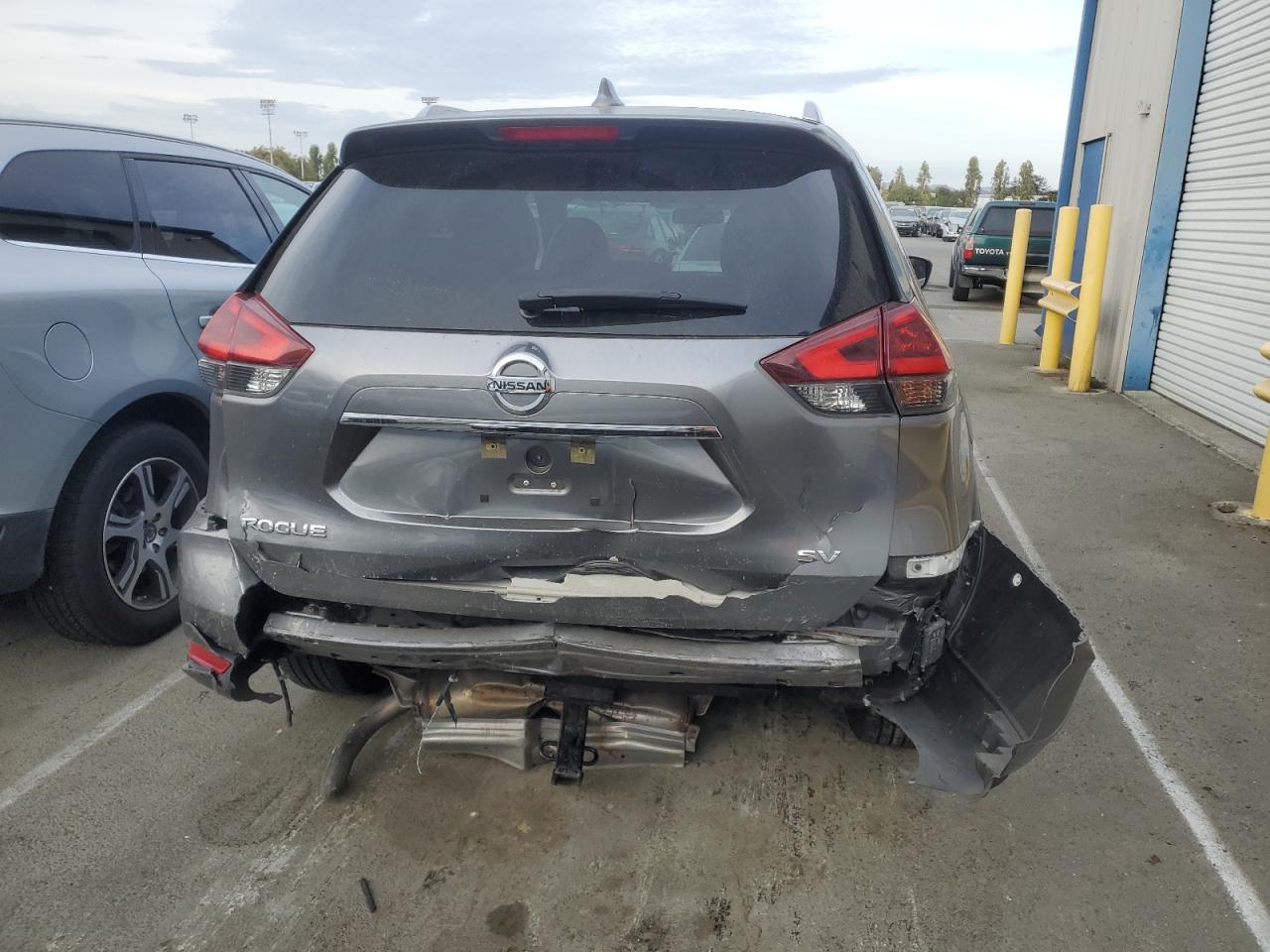 KNMAT2MT6JP608741 2018 Nissan Rogue S