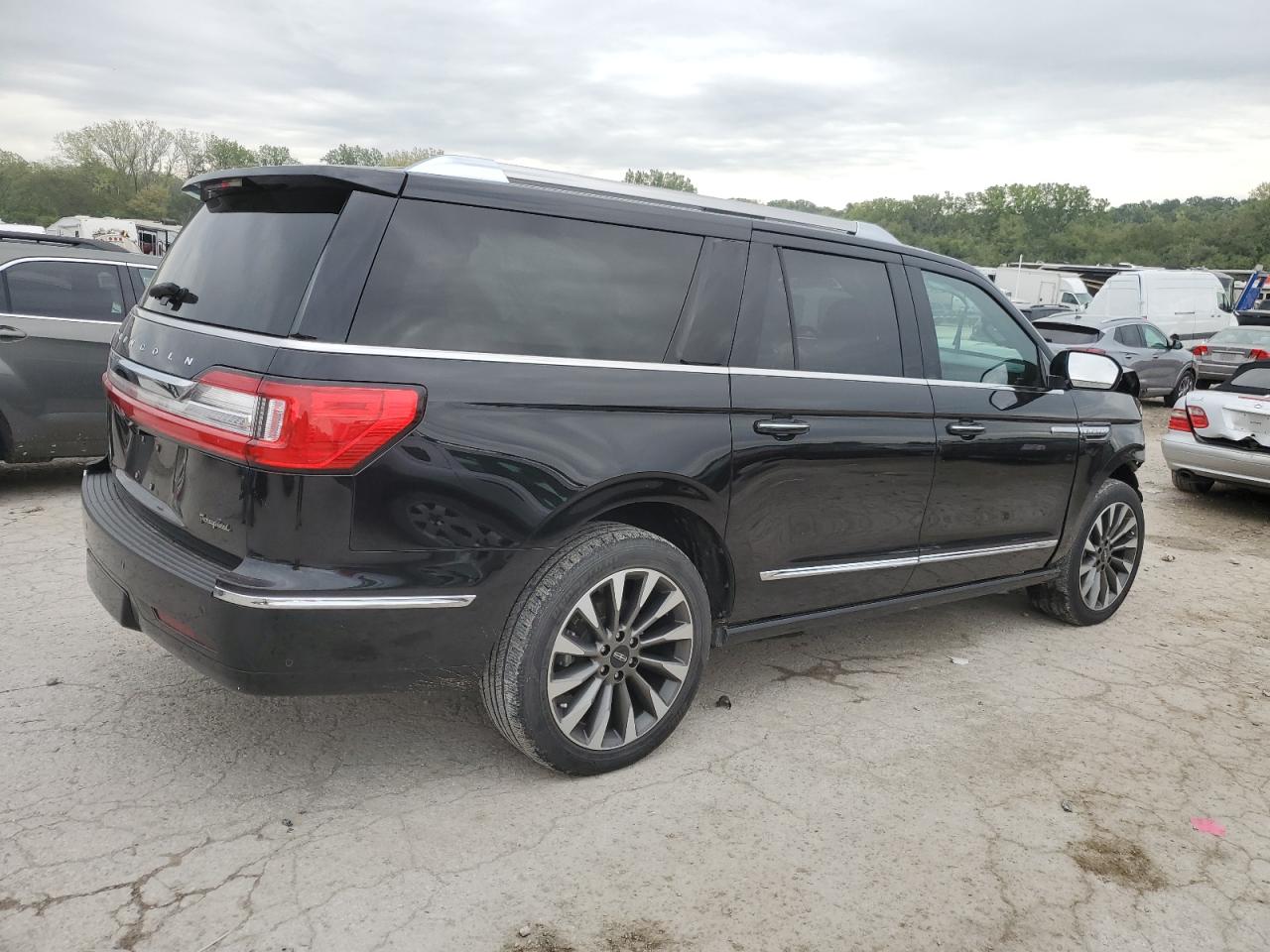 2021 Lincoln Navigator - Image 3