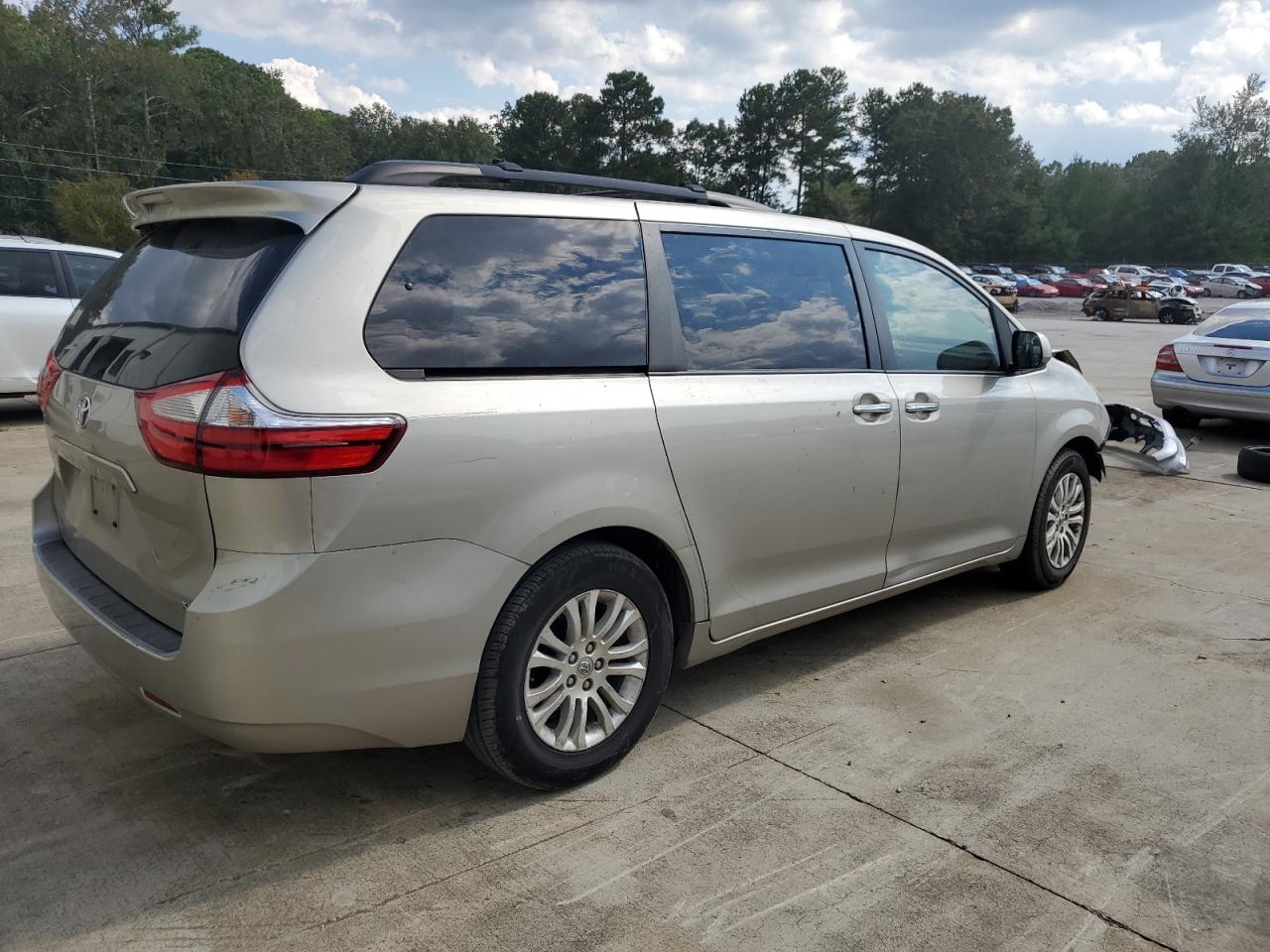 2015 Toyota Sienna - Image 3