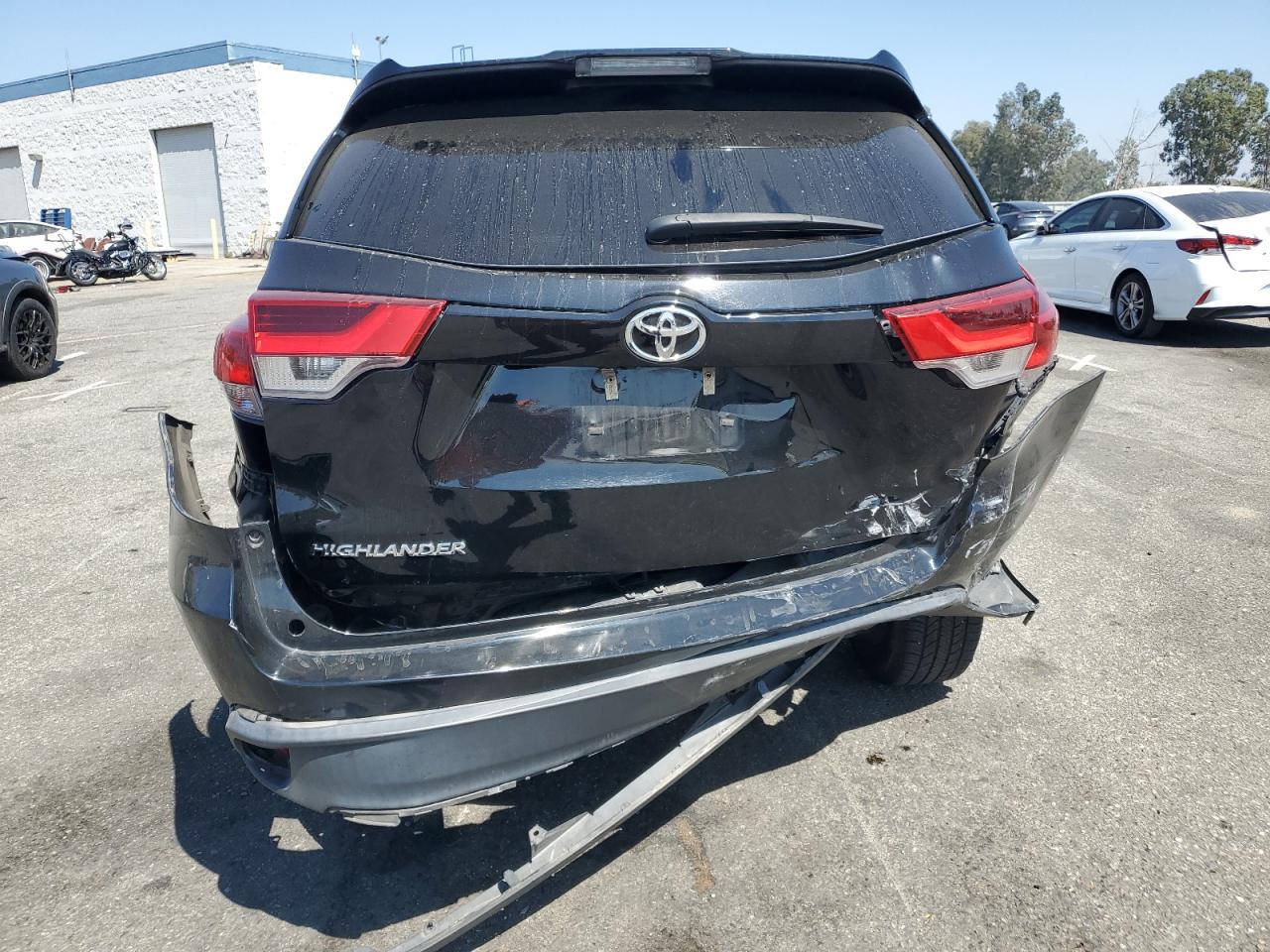 5TDZZRFH1JS258752 2018 Toyota Highlander Le