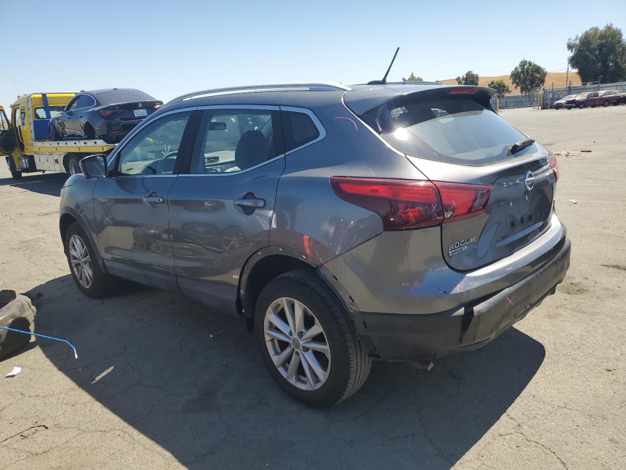 JN1BJ1CP5HW035679 2017 NISSAN ROGUE - Image 2