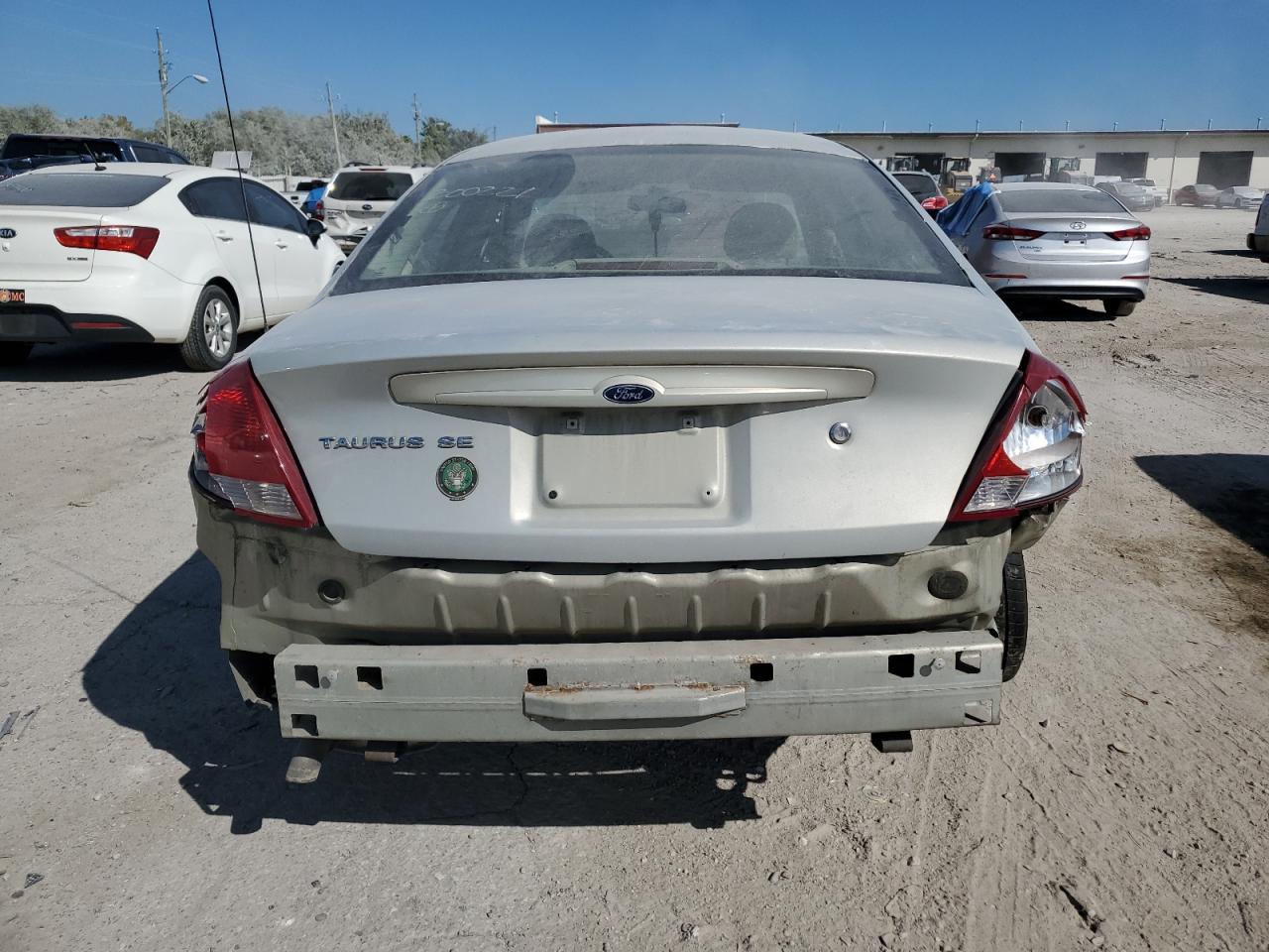 2005 Ford Taurus Se VIN: 1FAFP53275A200221 Lot: 71829254