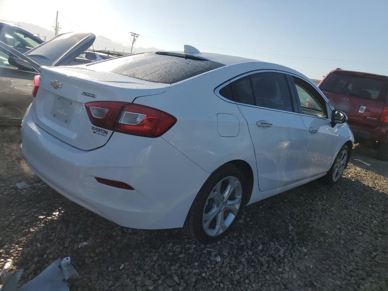 2018 Chevrolet Cruze - Image 3