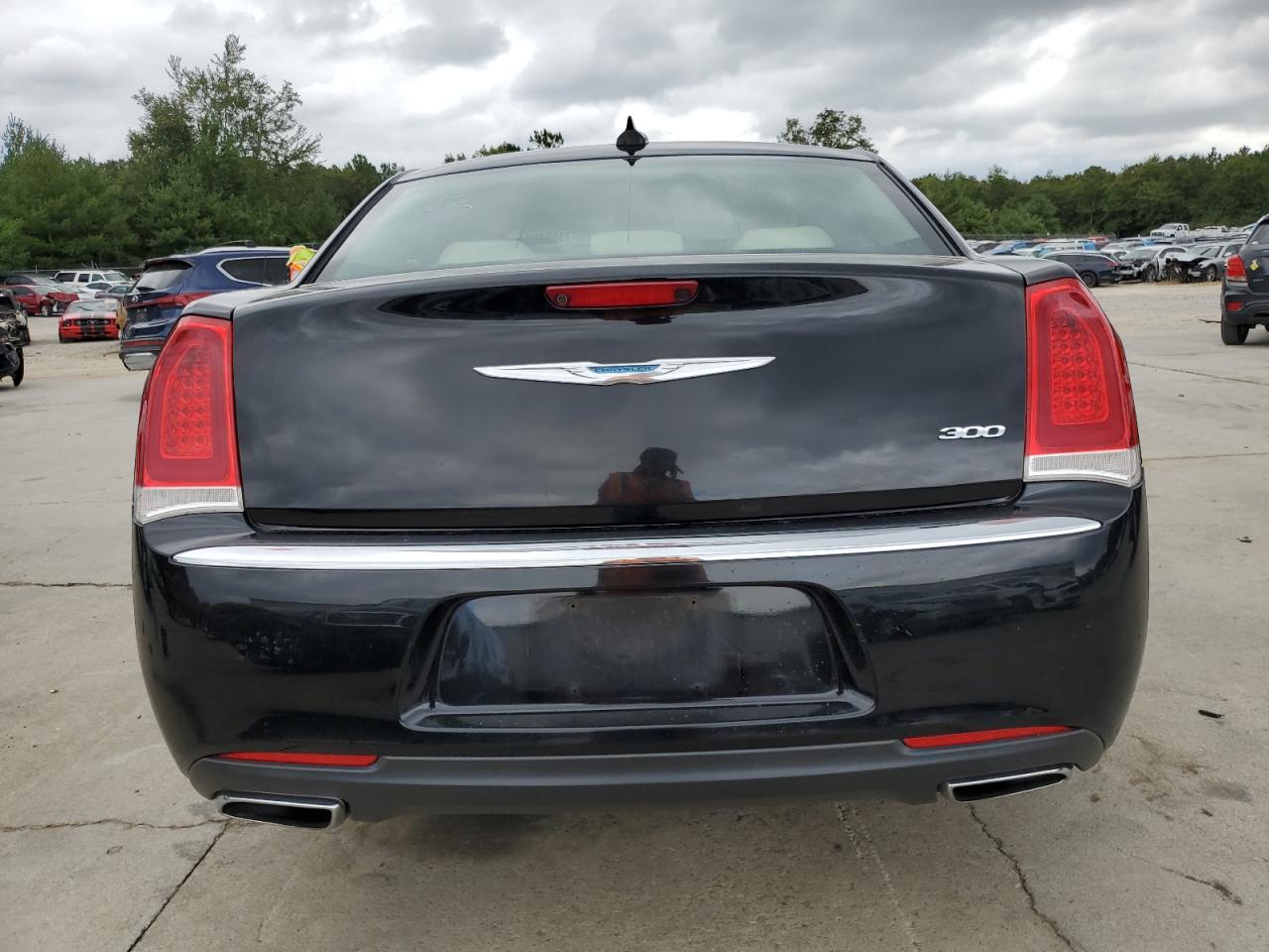 2017 Chrysler 300 Limited VIN: 2C3CCAAG2HH661899 Lot: 71654384