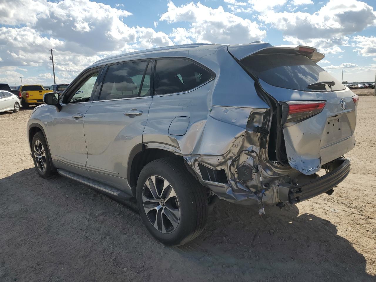 5TDGZRAH7MS083801 2021 Toyota Highlander Xle