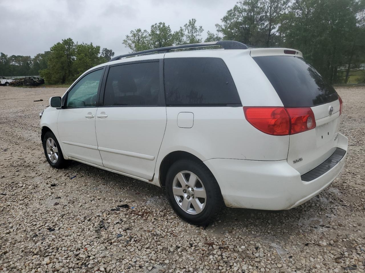 2009 Toyota Sienna - Image 2
