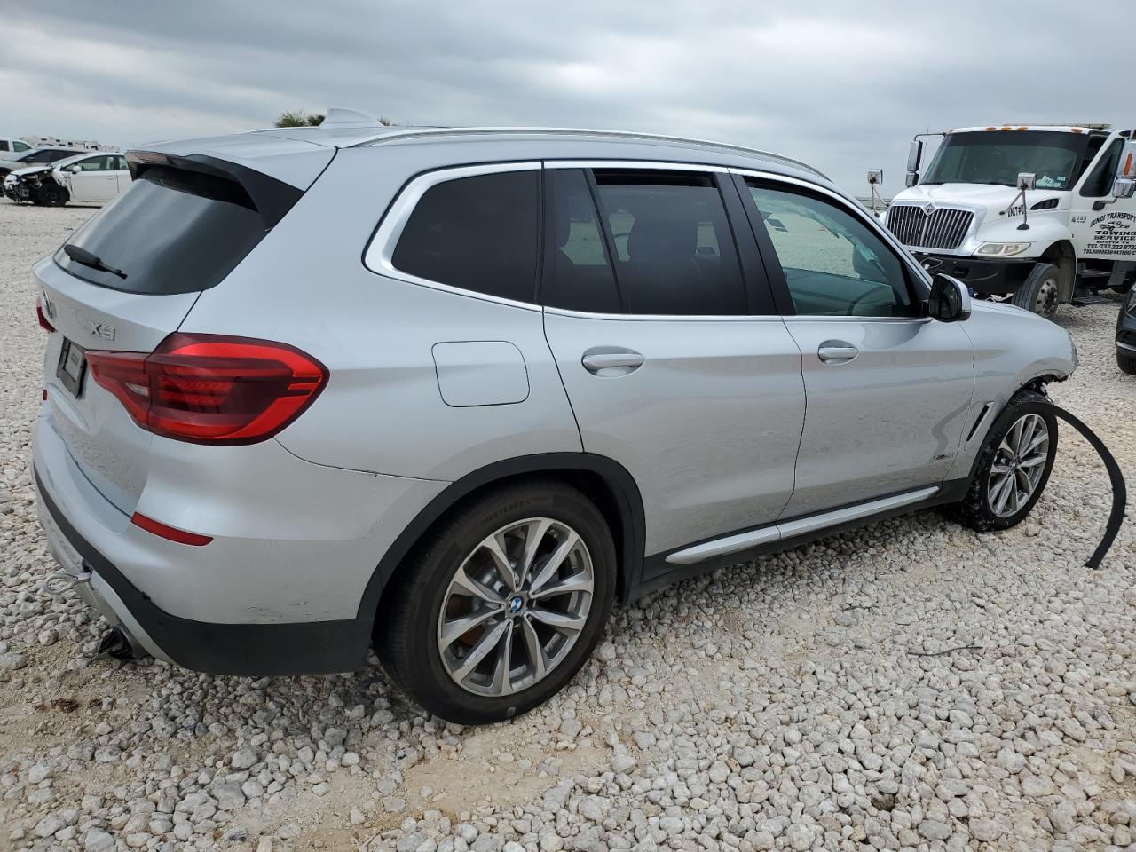 VIN 5UXTR9C56JLD61748 2018 BMW X3 no.3