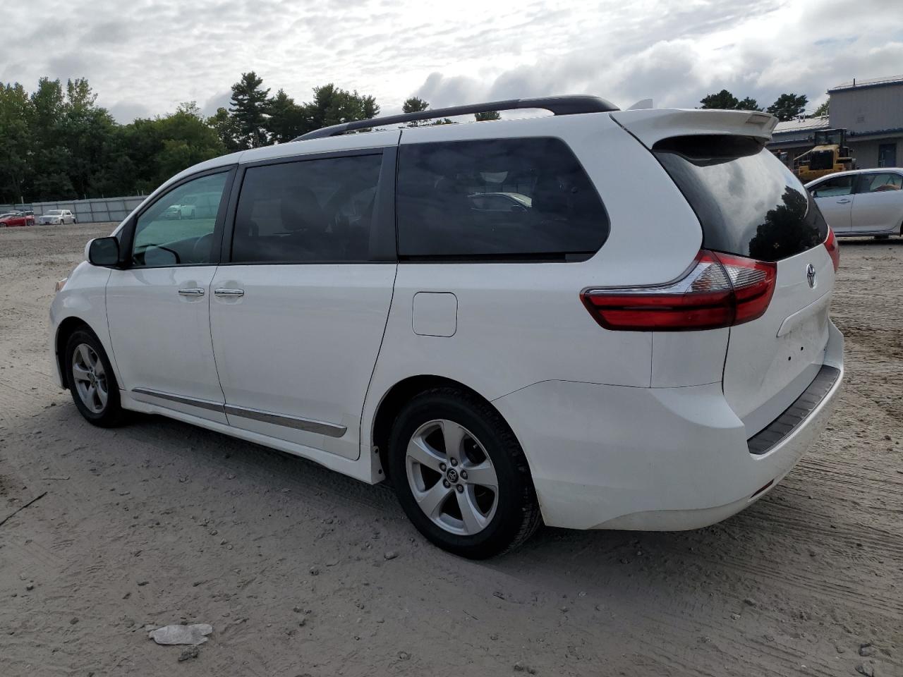 5TDKZ3DC8LS056046 2020 TOYOTA SIENNA - Image 2