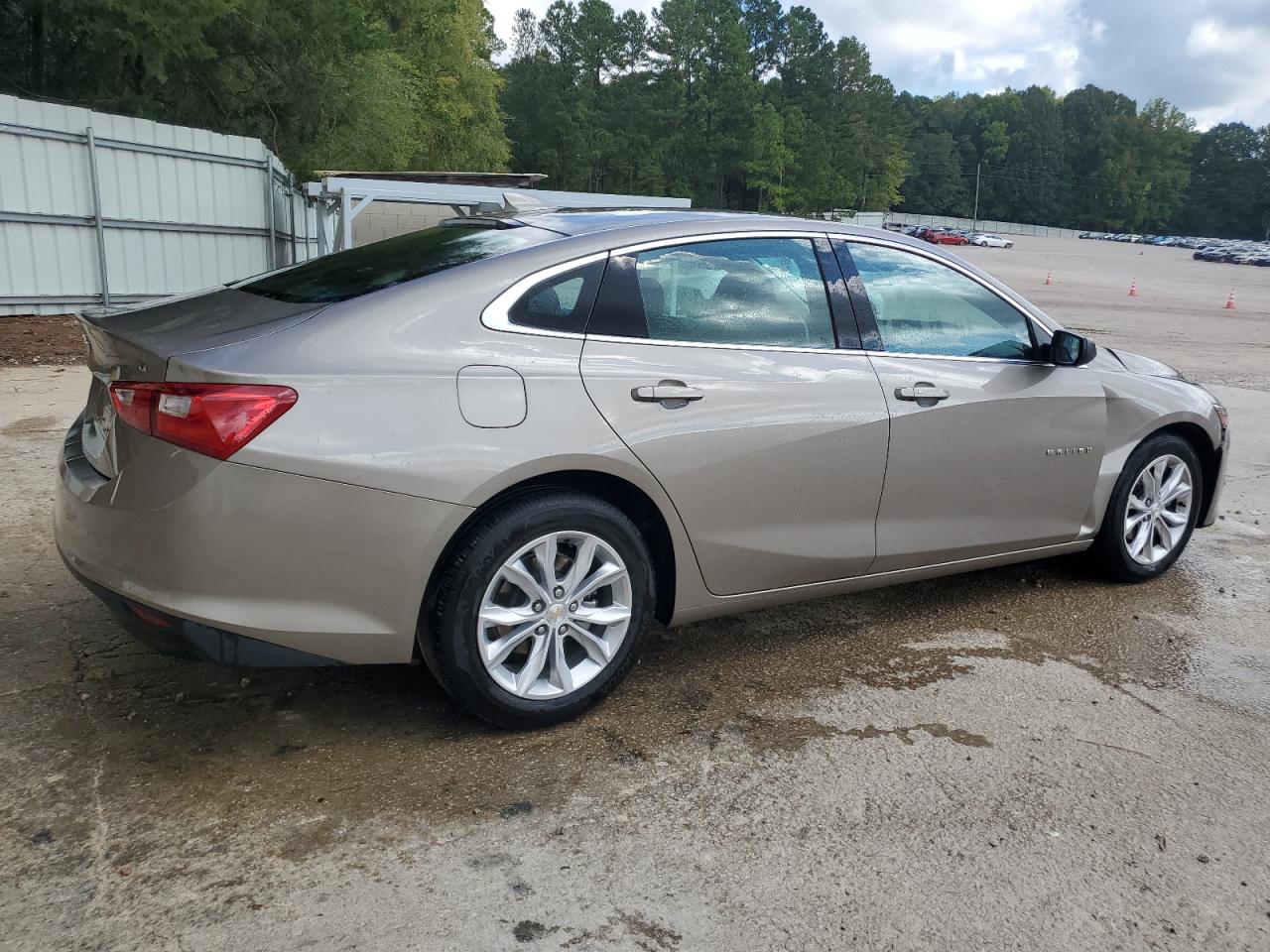 2023 Chevrolet Malibu - Image 3