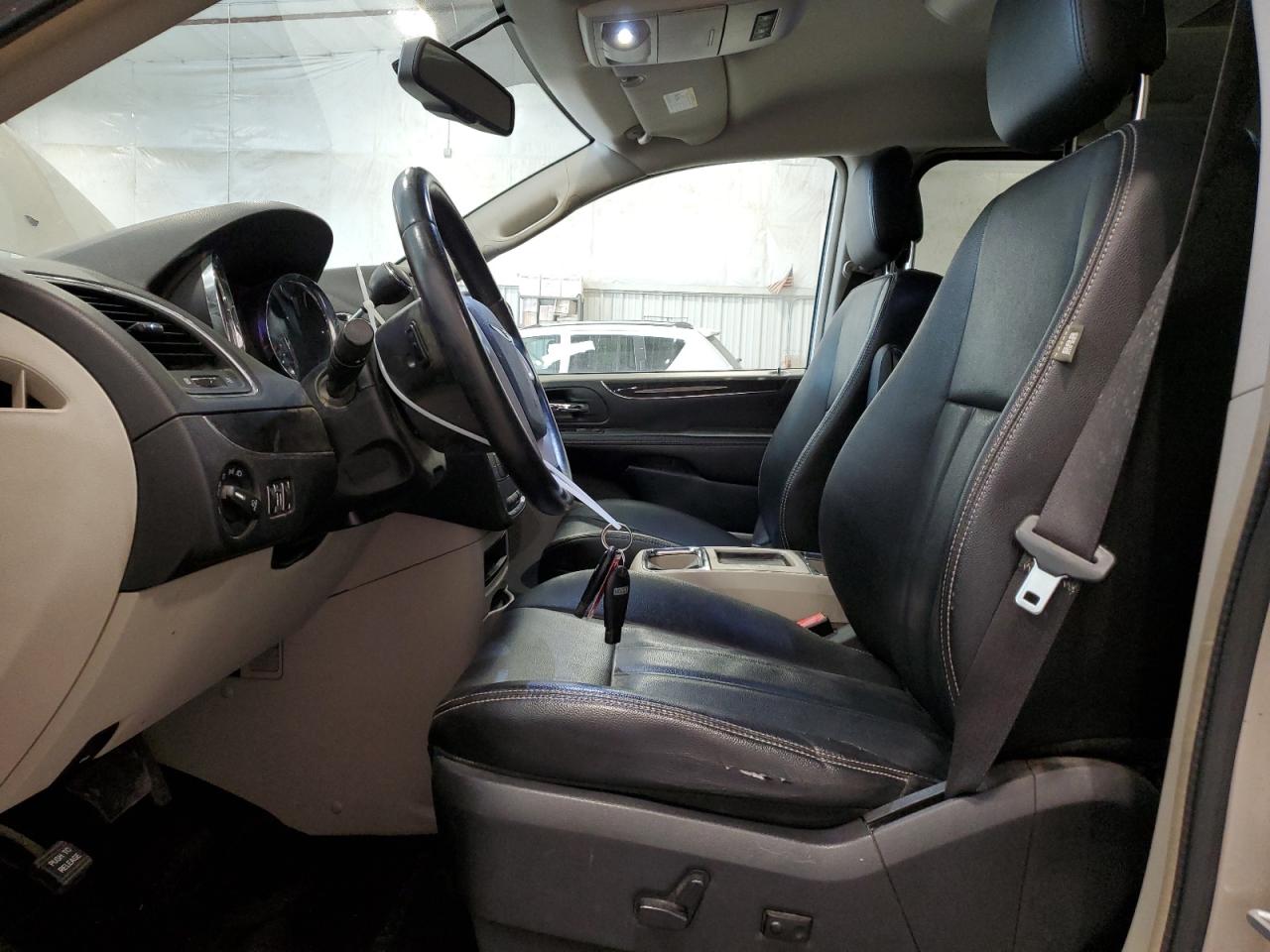 2015 Chrysler Town & Country - Image 7