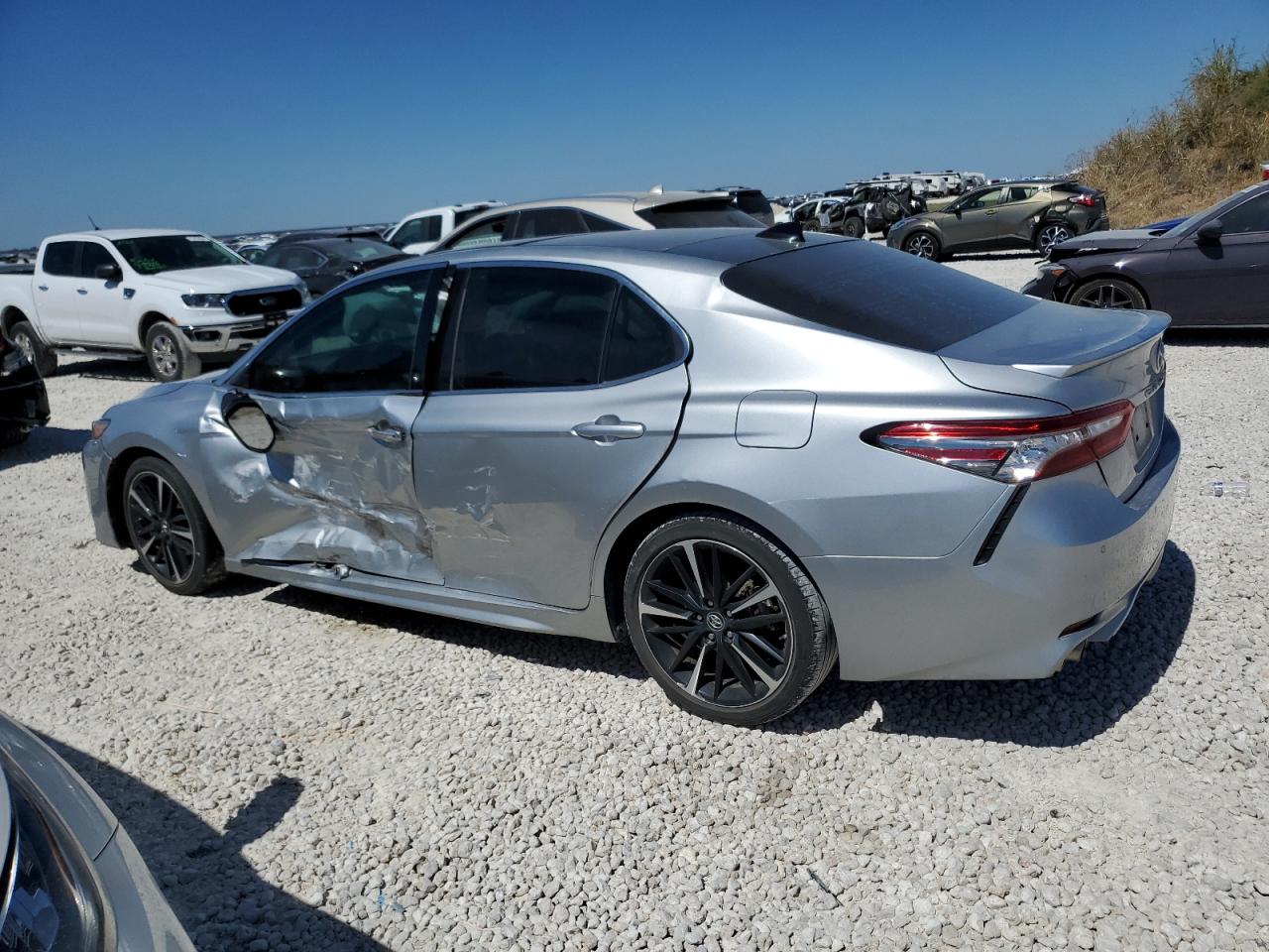 4T1BZ1HK7JU501208 2018 TOYOTA CAMRY - Image 2