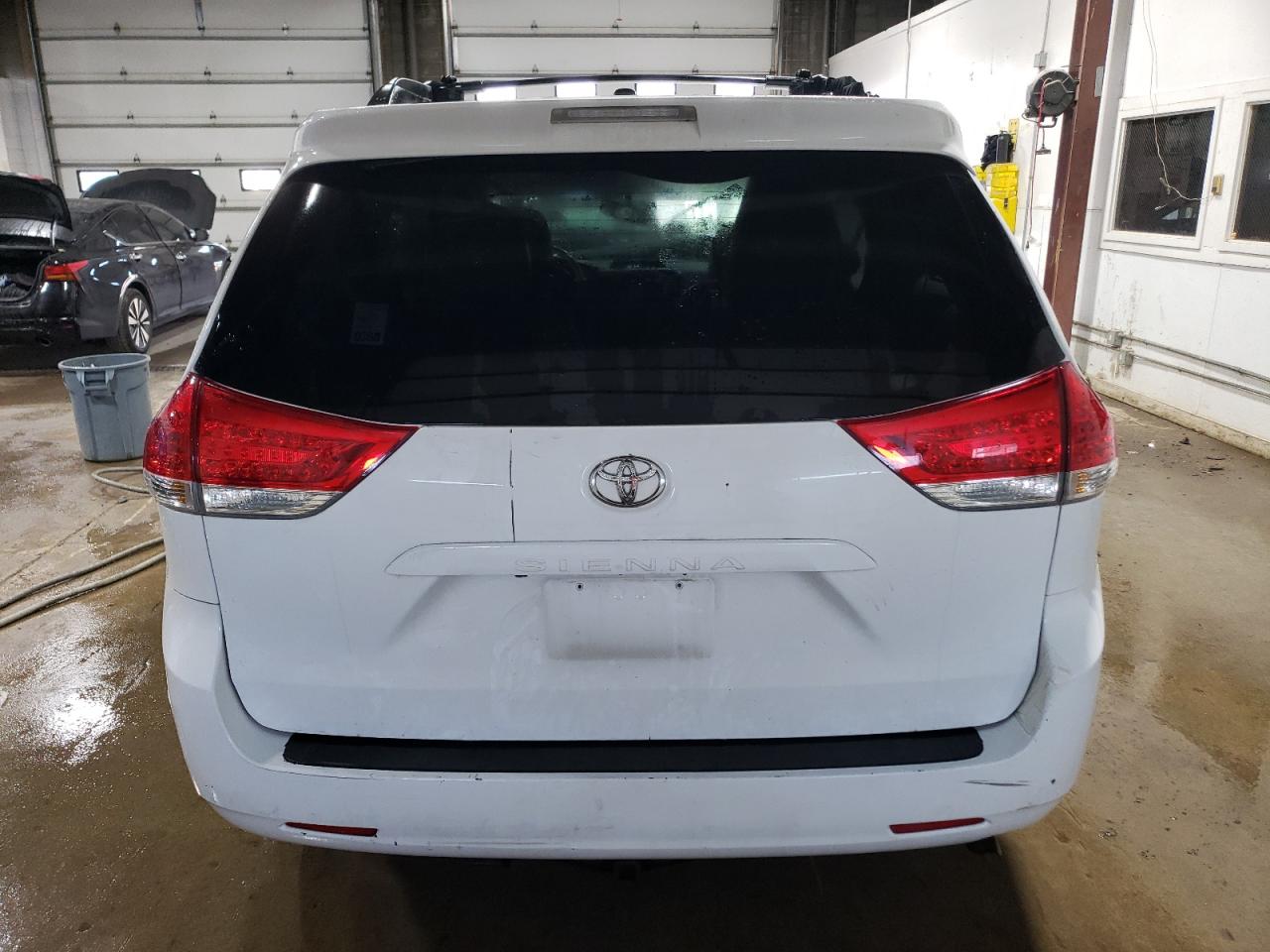 2012 Toyota Sienna Xle VIN: 5TDYK3DC2CS186015 Lot: 71476024